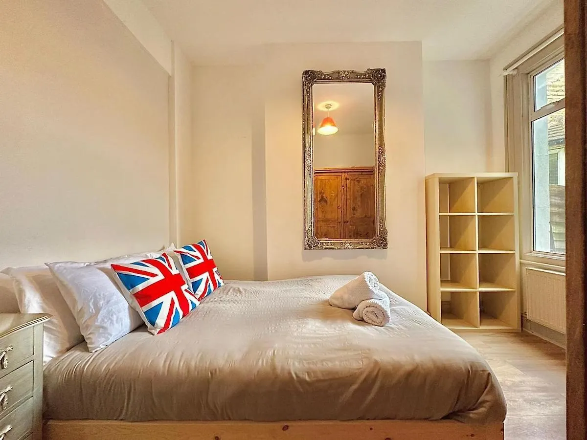 Large House In Central 105 London 0*,  United Kingdom