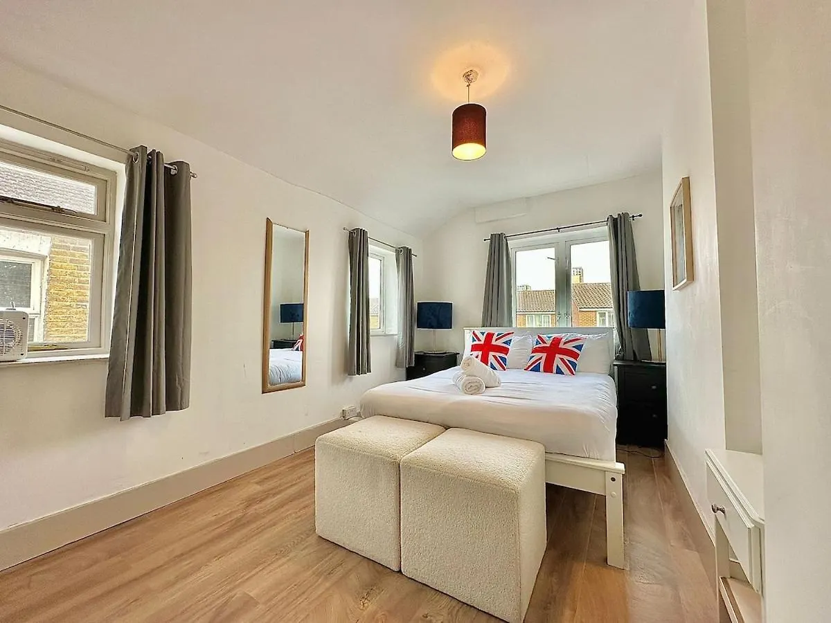 Large House In Central 105 London