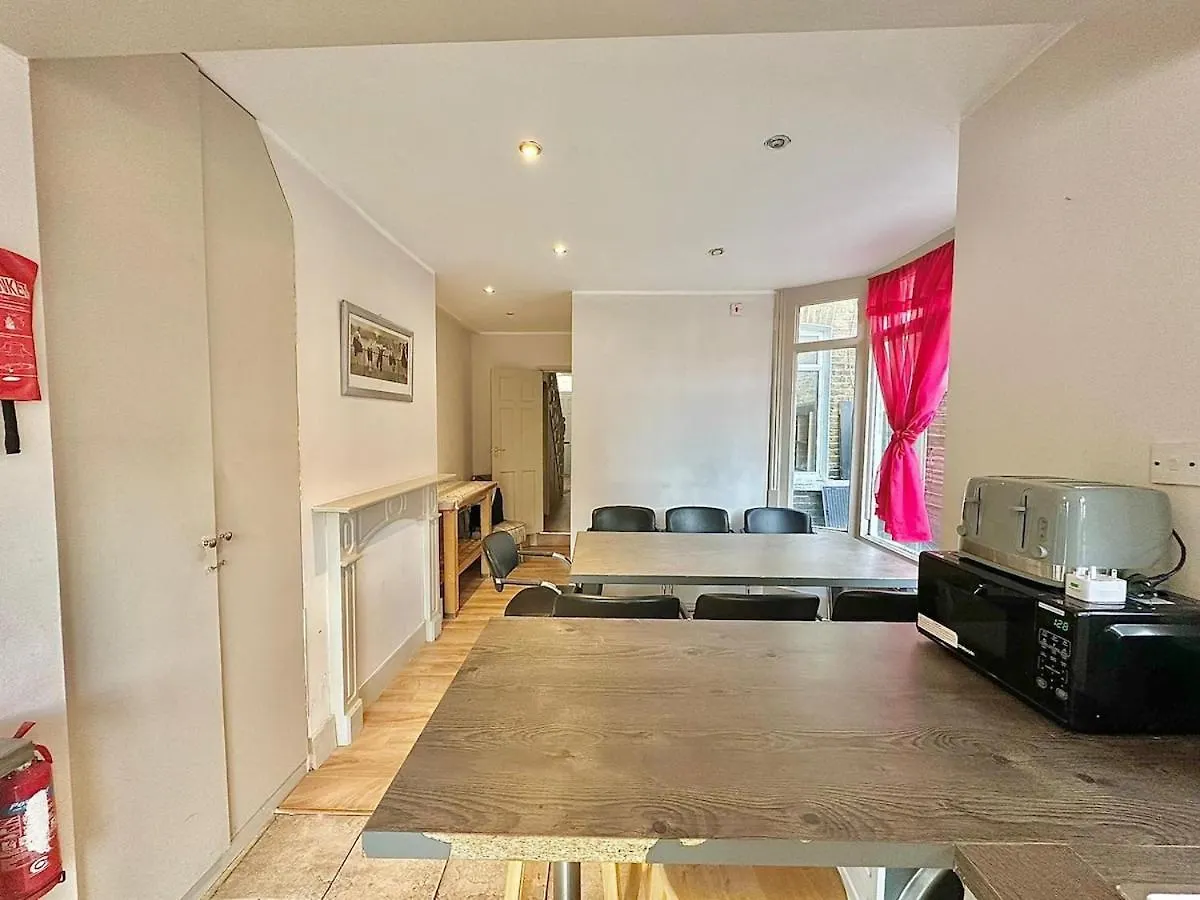 Large House In Central 105 London