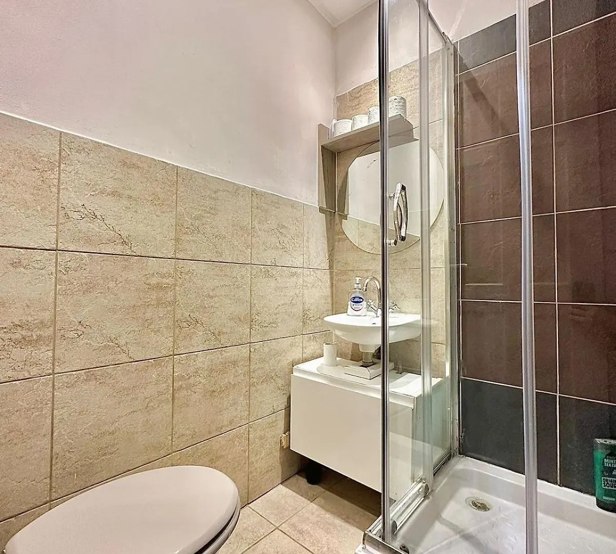 Large House In Central 105 London