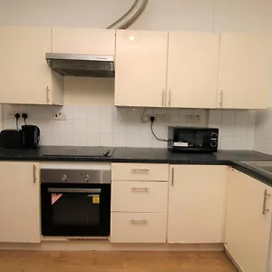 Ideal 2 Bed Flat Close To City Apartment